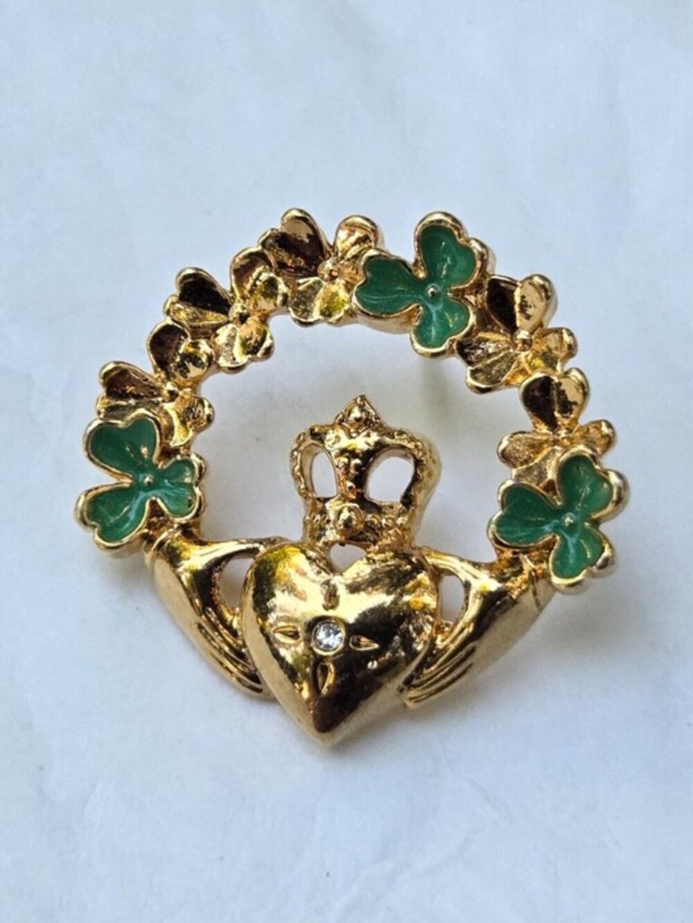 2000 Avon Shamrock Accented Claddagh Lapel Pin Irish Hands Heart Gold Tone Vtg